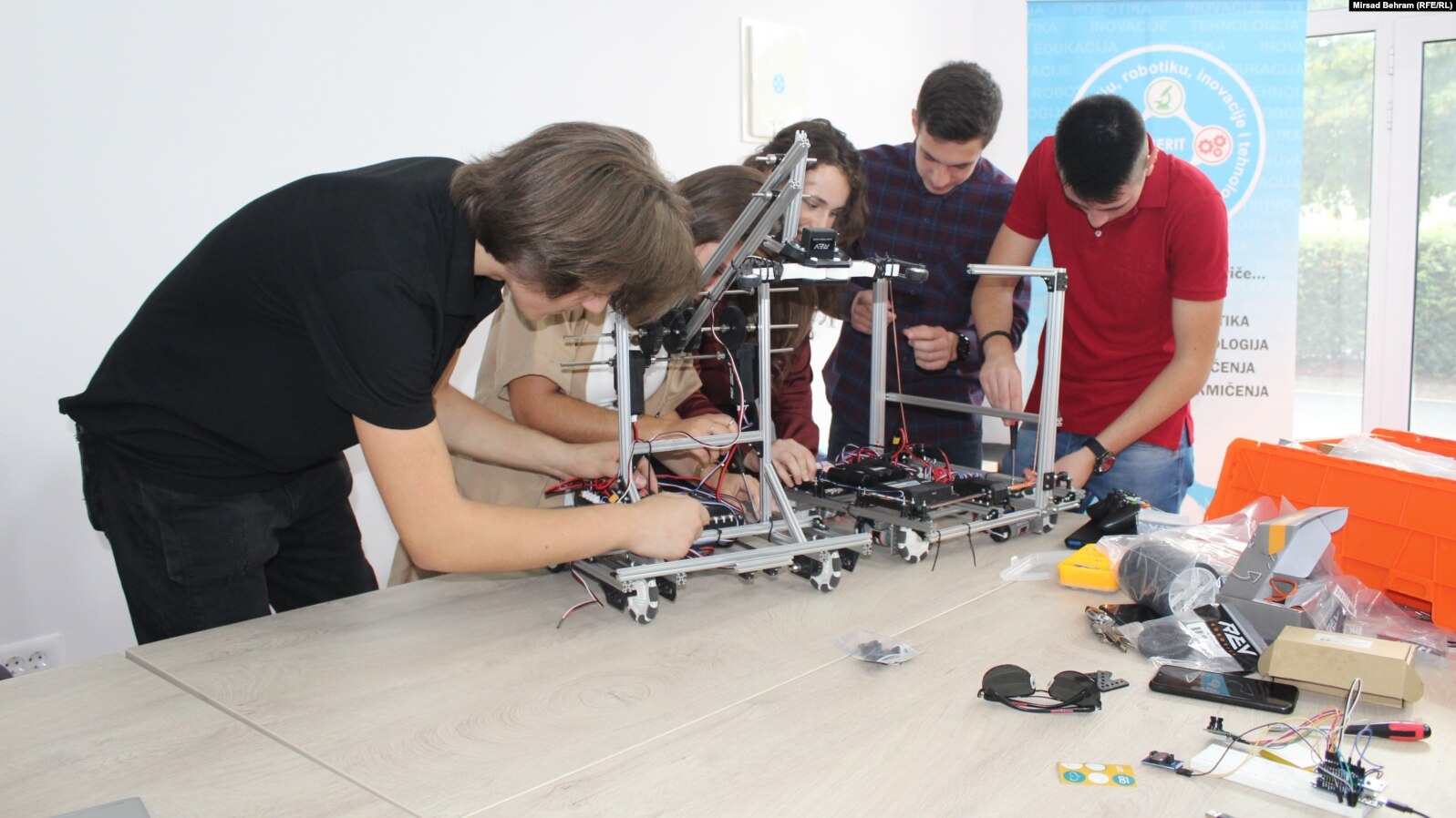 Učenici i mentori iz bh. robotičke reprezentacije u Centru za edukaciju, robotiku, inovacije i tehnologiju Mostar / Foto: RSE